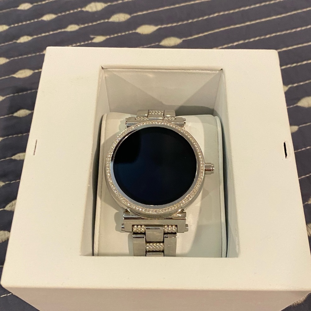 Michael Kors Access Watch. In EUC. Comes in original box with extra links.